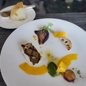 メインは真鯛の網焼き。祇園パセリのピストゥーにグリル野菜添え