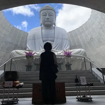 真駒内の滝野霊園内の頭大仏と対峙