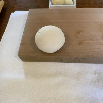 和菓子作り中の丸めた状態の練り切り。成形途中の様子。