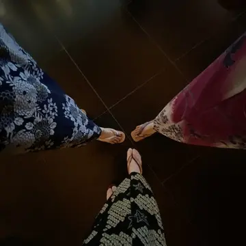 雅叙園の廊下で撮影した3人の浴衣姿の足元の写真