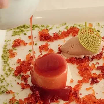 目の前で苺ソースをかけてくれました。