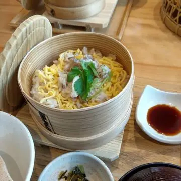 わっぱ飯。天然真鯛が乗っています