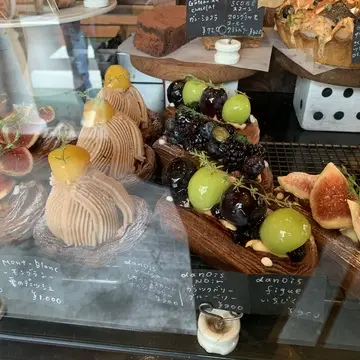 季節のフルーツがたっぷり乗ったデニッシュパンも