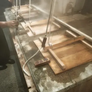 温泉の蒸気を利用した「蒸し釜」が並ぶ