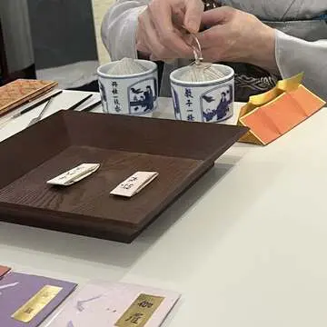 灰の山の頂点に穴（火窓）をあけます。