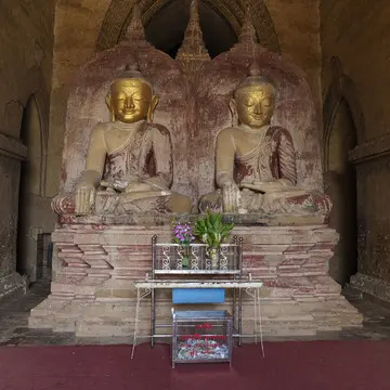 ダマヤンチ”ーパゴダの仏陀座像。外周回廊の入り口にそれぞれ安置されている。
