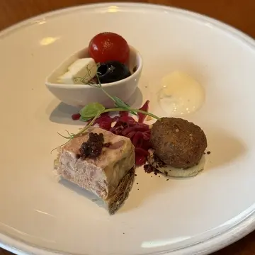 Q CAFE by Royal Garden Cafe