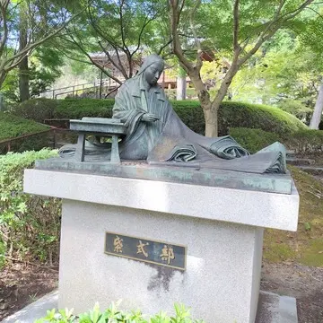 紫式部像