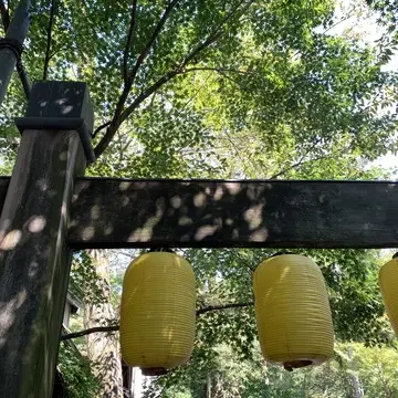 黄色の提灯が目印