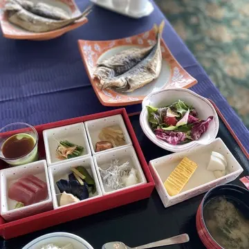 朝食はその土地の食材を使った和食