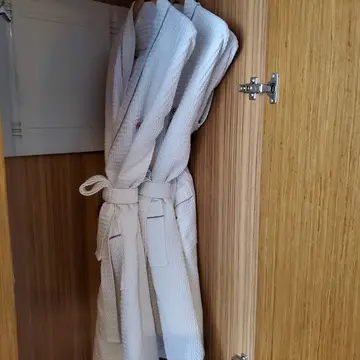 姪っ子はバスローブをパジャマ代わりにしてました。