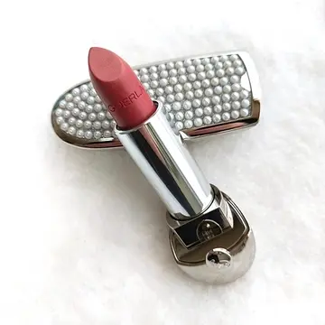 ゲランの新作リップは、パールのケースとともに気分の上がる色“パールピンク”