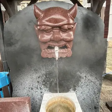 飲泉場の鬼から、なんと９８℃の飲泉水が！
