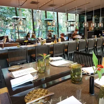 カウンター越しにスタッフの方が忙しそうにしています。