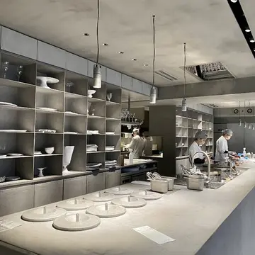 グレーと白で統一された店内