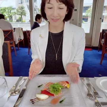 前菜プレートとジャケット姿の女性