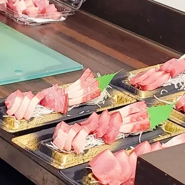 店内で盛り付けられていた新鮮なマグロのお刺身。