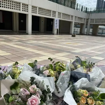 ブーケと卒業式看板