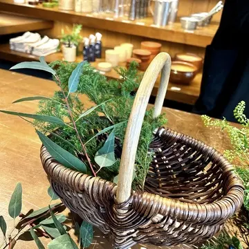 花材を２本生けた籠