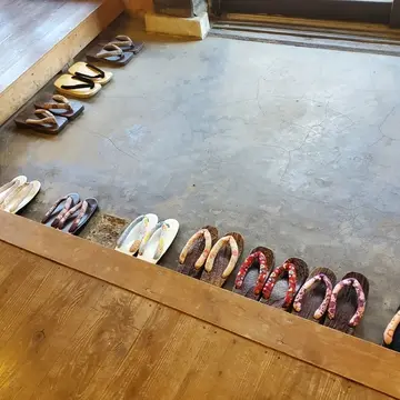 綺麗に並べられた草履はレンタル用です。