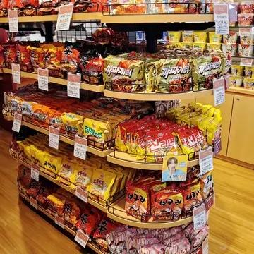 圧巻の韓国インスタントラーメン棚！