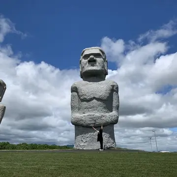 モアイ像のサイズ感、伝わりますか？