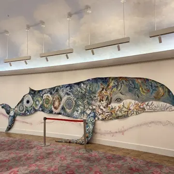 入り口入るとすぐに大きなクジラのアートが！