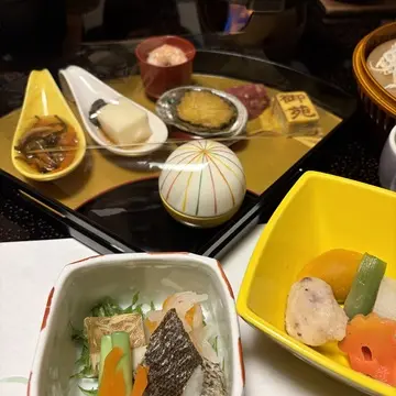 四季の食材を使った八寸、焚き合わせ