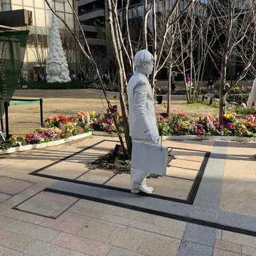 全身白のパントマイムパフォーマー