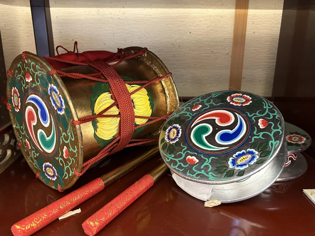 小道具　鞨鼓（左）と振り鼓