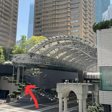 アークヒルズ横にある階段からルーフガーデンへ