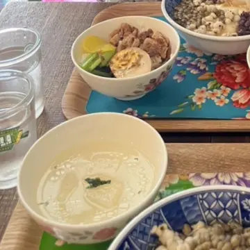 ルーロー飯定食　ガラスのコップ