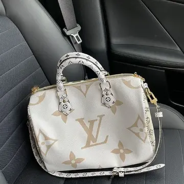 車の中　バッグ