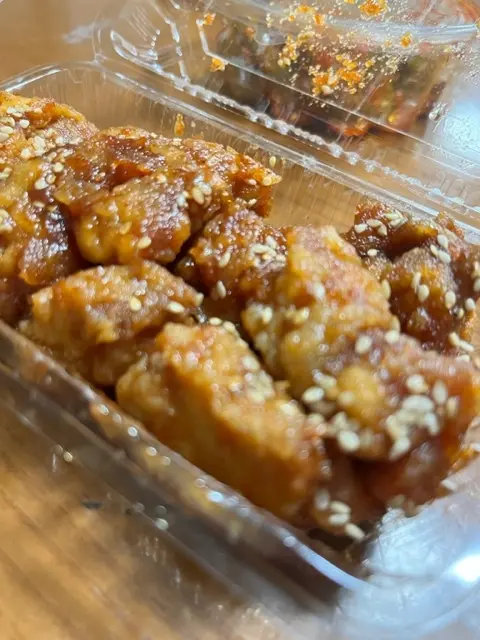 こちらはヤンニョムキチキン。息子が大好きでマストバイ。美味しいし、安いで☆