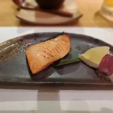 焼き鮭にはレモンを絞って