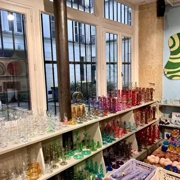 ガラスのキャンドル立てもカラフル