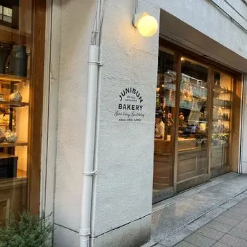 アラフィフミディアムヘア　外ハネボブ　くびれボブ　ヘアメンテナンス　DEMI DO jマダム 若見えヘア　ジュウニブン　三軒茶屋カフェ　二足歩行