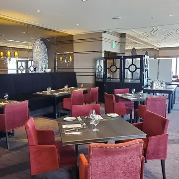 広々とした素敵なレストラン店内