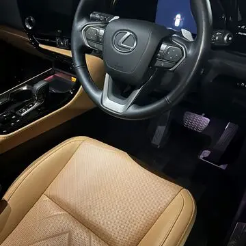 レクサスのSUV「NX」の運転席