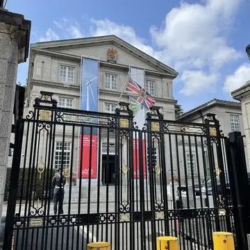 英国大使館正面の門