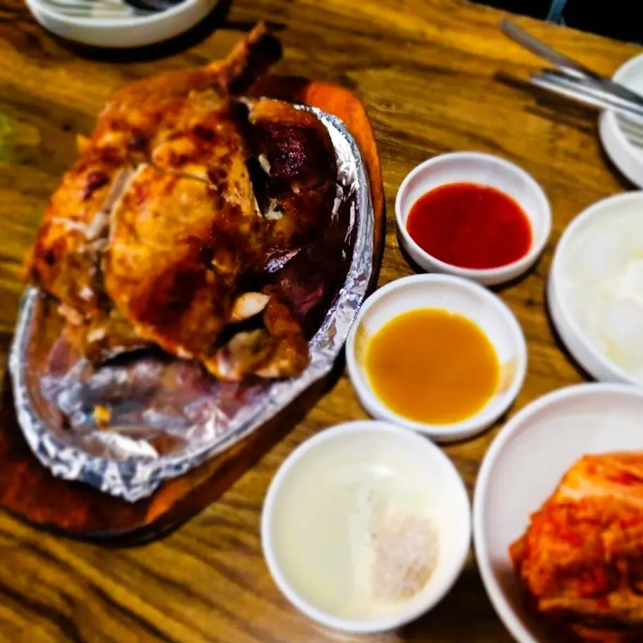 「漢南洞 韓方トンタッ」のチキンの丸焼き