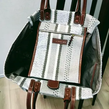 トップにはファスナー付きポケット。マグネット付きで目隠しになります