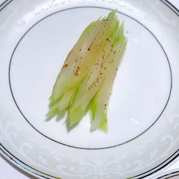 包丁技が冴える逸品のセロリの蛯子酢和え