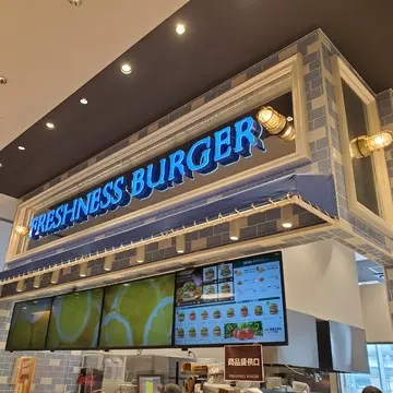 ブルーのFRESHNESS BURGERは日本でここだけみたい。