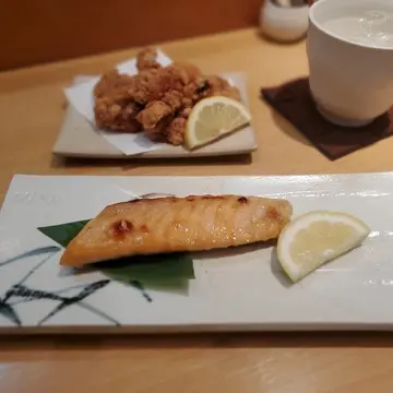 焼き鮭とタコの唐揚げから夫は焼酎に。