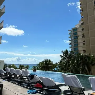 アロヒラニリゾートワイキキビーチのインフィニティプール