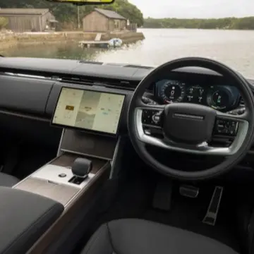 レンジローバーの運転席