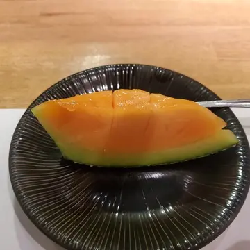 デザートは旬のメロンで。
