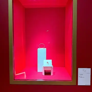 カルティエ：「LOVE」ブレスレット/ラブ「ブローチ」