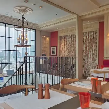 階段あがって外の景色